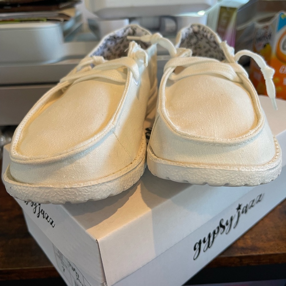 White flats shoes
